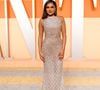 Son amie Mindy Kaling fait une apparition 
Beverly Hills, Californie - Vanity Fair Oscar Party 2025 Backgrid USA / Bestimage


Mindy Kaling