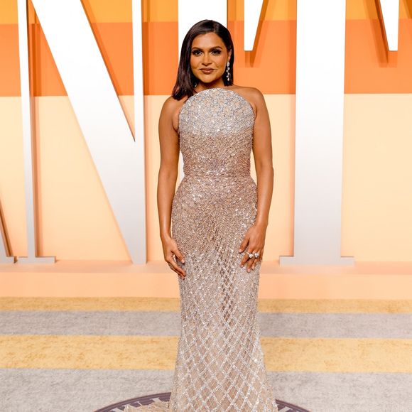 Son amie Mindy Kaling fait une apparition 
Beverly Hills, Californie - Vanity Fair Oscar Party 2025 Backgrid USA / Bestimage


Mindy Kaling