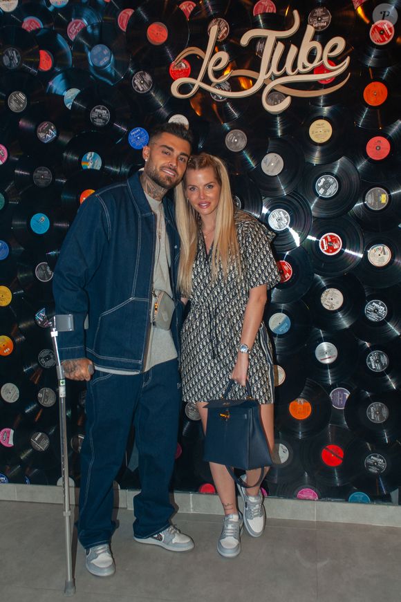 Exclusif - Thibault Garcia et sa femme Jessica Thivenin lors de la soirée « Come Chill with Booba » au bar Le Tube à Dubaï le 21 octobre 2021.
© Nicolas Briquet / Bestimage