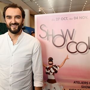 Cyril Lignac est l'invité "Star" de ShowColat le 2 novembre 2018. Cette semaine dédiée au chocolat organisée par CAP 3000, la galerie commerciale de Saint-Laurent du Var, près de Nice, a commencé le 27 octobre pour se terminer le 4 novembre. Après un cours de pâtisserie en public où, aidé par des marmitons de tout âges tirés au sort dans le public, il a préparé un fondant au chocolat, Cyril Lignac a signé son dernier livre "La pâtisserie" et rencontré ses fans venus en très grand nombre. La file d'attente s'étalait jusqu'à l'extérieur du Centre commercial. © Bruno Bebert/Bestimage