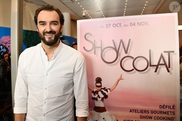 Cyril Lignac est l'invité "Star" de ShowColat le 2 novembre 2018. Cette semaine dédiée au chocolat organisée par CAP 3000, la galerie commerciale de Saint-Laurent du Var, près de Nice, a commencé le 27 octobre pour se terminer le 4 novembre. Après un cours de pâtisserie en public où, aidé par des marmitons de tout âges tirés au sort dans le public, il a préparé un fondant au chocolat, Cyril Lignac a signé son dernier livre "La pâtisserie" et rencontré ses fans venus en très grand nombre. La file d'attente s'étalait jusqu'à l'extérieur du Centre commercial. © Bruno Bebert/Bestimage