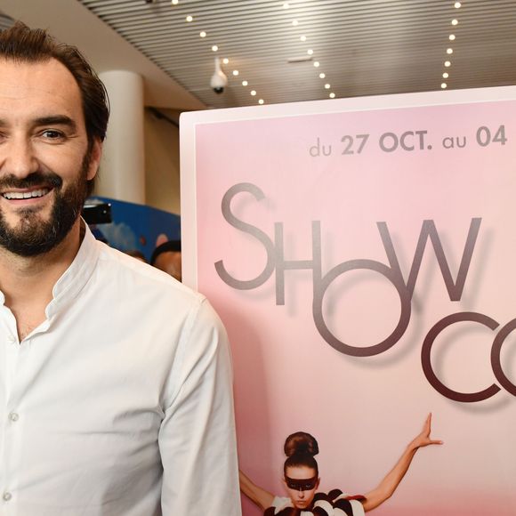 Cyril Lignac est l'invité "Star" de ShowColat le 2 novembre 2018. Cette semaine dédiée au chocolat organisée par CAP 3000, la galerie commerciale de Saint-Laurent du Var, près de Nice, a commencé le 27 octobre pour se terminer le 4 novembre. Après un cours de pâtisserie en public où, aidé par des marmitons de tout âges tirés au sort dans le public, il a préparé un fondant au chocolat, Cyril Lignac a signé son dernier livre "La pâtisserie" et rencontré ses fans venus en très grand nombre. La file d'attente s'étalait jusqu'à l'extérieur du Centre commercial. © Bruno Bebert/Bestimage