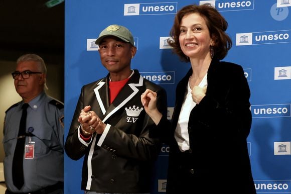 Pharrell Williams et Audrey Azoulay - Le rappeur, producteur et créateur de mode américain Pharrell Williams reçoit un diplôme de la directrice générale de l'UNESCO A.Azoulay en tant qu'Ambassadeur de bonne volonté de l'UNESCO pour les arts, l'éducation et l'entreprenariat, au siège de l'UNESCO, à Paris, le 17 décembre 2024. 
© Stéphane Lemouton / Bestimage