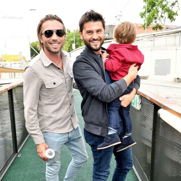 Christophe Beaugrand, son mari Ghislain Gerin et leur fils Valentin - Soirée d’anniversaire des 5 ans de la marque Joone, sur la péniche La Barge à Issy-les-Moulineaux. Paris, le 30 juin 2022
© Veeren / Bestimage