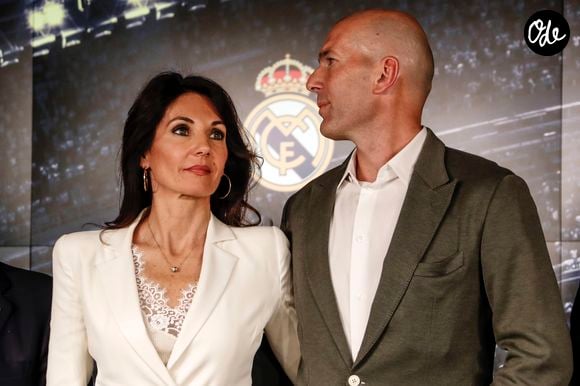 Elle a finalement construit sa vie aux côtés de Zidane, loin des projecteurs.

Le nouvel entraîneur du Real Madrid Zinedine Zidane et sa femme Véronique après la conférence de presse au stade Santiago Bernabeu à Madrid, Espagne, le 11 mars 2019.