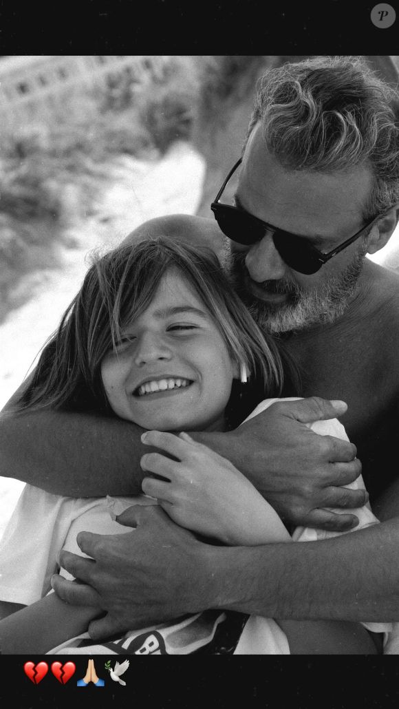 "Tu me manques terriblement", peut-on lire en légende d’une photographie représentant un paysage montagneux aux teintes ocres, sur lequel apparaissent les mots "My Love" tracés au sol.

Gérard Kadoche et Ayrton. Capture d'écran du compte Instagram d'Ayrton Blondeau,