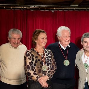 Les deux parrains ont rendu hommage aux carrières remarquables des nouveaux intronisés à travers des discours émouvants.

Valerie Perrin, Claude Lelouch, Catherine Frot, André Dussollier, Patrice Devret, Philippe Davis lors de la cérémonie d'intronisation de A.Dussollier et C.Frot à l'académie Alphonse Allais au cabaret La Crémaillère 1900 à Paris le 26 janvier 2026

© Tiphaine Praud-Lebely / Bestimage