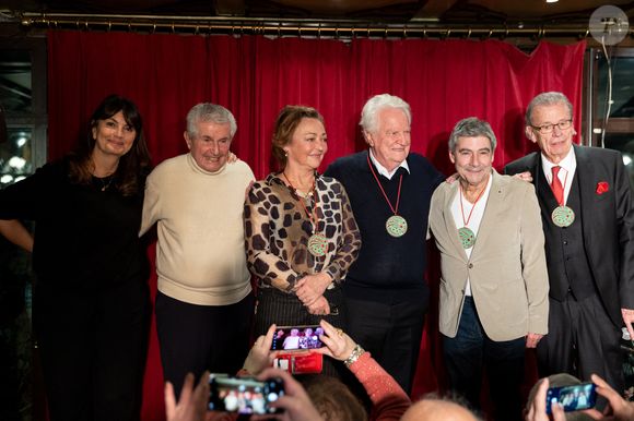 Les deux parrains ont rendu hommage aux carrières remarquables des nouveaux intronisés à travers des discours émouvants.

Valerie Perrin, Claude Lelouch, Catherine Frot, André Dussollier, Patrice Devret, Philippe Davis lors de la cérémonie d'intronisation de A.Dussollier et C.Frot à l'académie Alphonse Allais au cabaret La Crémaillère 1900 à Paris le 26 janvier 2026

© Tiphaine Praud-Lebely / Bestimage