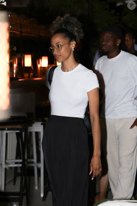 Paris, FRANCE Le footballeur français Kylian Mbappé passe la soirée avec des amis et deux mystérieuses femmes au restaurant Loulou à Paris. La star du football est restée dehors de 21 heures à 1 heure du matin !