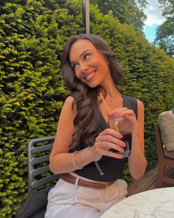 Passionnée de danse, elle a pratiqué le classique, le moderne-jazz et la danse contemporaine pendant douze ans.

Camille L'Etang, Instagram