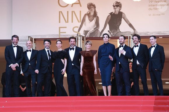 Rodrigo Sorogoyen, Marina Fois, Javier Bardem, Isabel Pena, Victoria Luengo, Raul Arevalo, Eduardo Villaneuva et Guillermo Farre assistent à la projection de "El Ser Querido (The Beloved)" sur le tapis rouge lors du 79ème Festival de Cannes au Palais des Festivals le 16 mai 2026 à Cannes, France. Photo par Jerome Domine/ABACAPRESS.COM