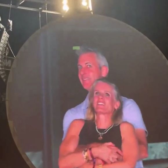 Dans une interview au "New York Times", elle reconnaît une erreur de jugement survenue dans un contexte festif, tout en soulignant le caractère inapproprié de la situation entre une DRH et un PDG. 

Info - Andy Byron, l'ancien PDG d'Astronomer, attaque en justice le groupe Coldplay - Lors d'un concert de Coldplay au Gillette Stadium de Boston, une séquence qui devait être amusante est vite devenue très gênante. Comme souvent dans les stades américains, une "Kiss Cam" - une caméra qui filme un couple dans la foule pour les inviter à s'embrasser s'est arrêtée sur deux spectateurs proches et visiblement complices. Le chanteur Chris Martin a commenté la scène sur le ton de l'humour : "Oh regardez ces deux-là... Comment ça va ? Hein ? Soit ils ont une liaison, soit ils sont juste très timides", a-t-il lancé en riant. Une blague qui allait se révéler étrangement juste...
Coldplay a accidentellement révélé une prétendue liaison entre Andy Byron, PDG d'Astronomer (une grosse entreprise américaine) et sa collègue Kristin Cabot à leur concert avec la Love Cam. Problème : les deux seraient mariés.. mais pas ensemble !
Les deux personnes filmées étaient Andy Byron, PDG de la société Astronomer, et Kristin Cabot, cadre de la même entreprise. Problème : Andy Byron est marié et père de famille. Pris au dépourvu par la caméra et les projecteurs, le duo a rapidement détourné les yeux, s'est couvert le visage, puis a quitté précipitamment la zone sous les rires du public.
Très vite, la vidéo a été diffusée sur TikTok, Instagram, X et d'autres plateformes. Le clip est devenu viral, provoquant un tollé en ligne.
Le scandale ne reste pas cantonné à la sphère privée. Astronomer, l'entreprise dirigée par Andy Byron, est valorisée à plus d'un milliard de dollars. Voir son PDG - et la responsable des ressources humaines - exposés dans une situation aussi délicate risque d'avoir de lourdes répercussions internes.
X via Bestimage