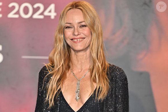 À 52 ans, la comédienne et chanteuse va dévoiler "Le retour des beaux jours", son huitième album solo, le 10 octobre prochain.

Vanessa Paradis assiste à la cérémonie d'ouverture du 16e Festival du film Lumière à Lyon, France, le 12 octobre 2024. Photo par Julien Reynaud/APS-Medias/ABACAPRESS.COM