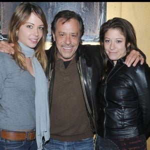Dounia Coesens, Antoine Coesens (son père) et sa sœur Marie Coesens – cocktail au “Réservoir” à l’occasion de la générale de presse du vidéo-spectacle “Benjy Dotti, One Parodies Show” au Théâtre Le Temple, à Paris.

© VEEREN / BESTIMAGE