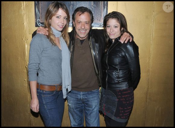 Dounia Coesens, Antoine Coesens (son père) et sa sœur Marie Coesens – cocktail au “Réservoir” à l’occasion de la générale de presse du vidéo-spectacle “Benjy Dotti, One Parodies Show” au Théâtre Le Temple, à Paris.

© VEEREN / BESTIMAGE
