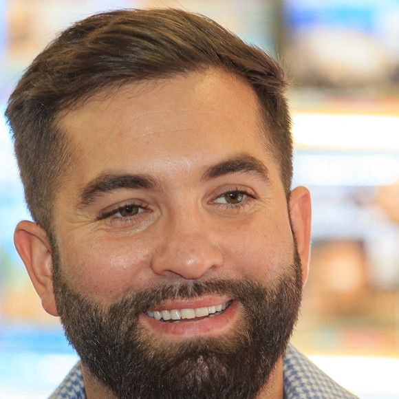 Aujourd’hui, le chanteur partage sa vie avec Soraya Miranda, avec qui il a deux enfants, Eva Alba et Darel.

 Le chanteur Kendji Girac en séance de dédicaces pour son autobiographie Mi vida à la Librairie du Furet du Nord à Lille, France, le 1er octobre 2025. © Stephane Vansteenkiste/Bestimage