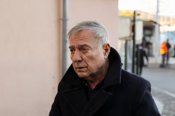 Le président de la Ligue des oiseaux, Allain Bougrain-Dubourg - Arrivées aux obsèques de Brigitte Bardot en l'église Paroissiale Notre-Dame-de-l'Assomption de Saint-Tropez, France, le 7 janvier 2026.  Brigitte Bardot, figure emblématique du cinéma français et icône internationale, est décédée le 28 décembre 2025 à l'âge de 91 ans dans sa mythique propriété de La Madrague, à Saint-Tropez (France). Révélée au monde entier par son rôle dans "Et Dieu... créa la femme", elle avait contribué à faire de Saint-Tropez un lieu mondialement connu. L'actrice sera inhumée le 7 janvier 2026 au cimetière marin de Saint-Tropez, aux côtés de son père Louis Bardot (1896-1975) et de sa mère Anne-Marie Mucel (1912-1978). Une cérémonie religieuse se tiendra auparavant dans l'église de Saint-Tropez, où proches, personnalités et anonymes pourront lui rendre un dernier hommage. © Jacovides-Moreau/Bestimage