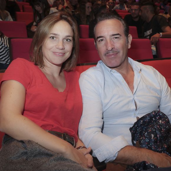 Père de Simon et de Jules, tous deux issus de sa relation avec Gaëlle Demars, Jean Dujardin est aujourd'hui à la tête d'une famille recomposée aux côtés de Nathalie Péchalat, la mère de ses filles Jeanne et Alice.

Exclusif - Nathalie Pechalat et Jean Dujardin - People à la représentation exceptionnelle du spectacle musical "Sur la route Enchantée" de Chantal Goya au Palais des Congrès de la Porte Maillot à Paris - © Jack Tribeca / Bestimage