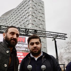 Cyril Hanouna participe, aux côtés du journaliste Radouan Kourak, à la manifestation "Non à la Censure" visant à soutenir la chaîne de télévision C8, devant le siège de l'Arcom à Paris, le 18 décembre 2024. © Jack Tribeca / Bestimage