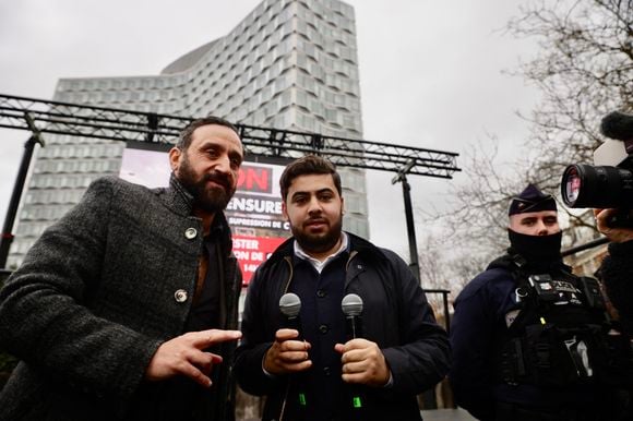 Cyril Hanouna participe, aux côtés du journaliste Radouan Kourak, à la manifestation "Non à la Censure" visant à soutenir la chaîne de télévision C8, devant le siège de l'Arcom à Paris, le 18 décembre 2024. © Jack Tribeca / Bestimage