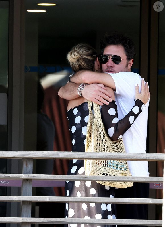 Exclusif - Laeticia Hallyday accompagnée de son compagnon Frédéric Suant et de sa fille Joy sont aller accueillir Jade à l'aéroport de Saint-Barthélemy-Rémy-de-Haenen où tout le monde se retrouve pour le 50ème anniversaire de Laeticia, à Saint-Jean, Saint-Barthélémy, Antilles françaises, France, le 15 mars 2025.