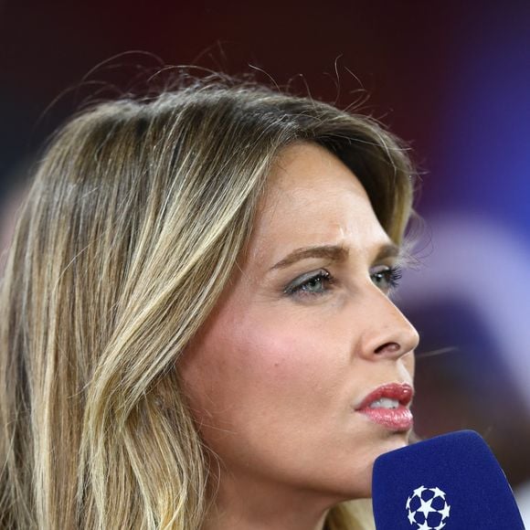 À seulement 18 ans, elle a pu acheter son premier appartement.

Il s'agit d'une légende photo en anglais. En français, elle peut être traduite ainsi :

Ophélie Meunier lors de la finale de la Ligue des champions de l'UEFA 2025-2026 entre le Paris Saint-Germain et Arsenal FC, disputée à la Puskás Aréna de Budapest, en Hongrie.
 © Mickael Chavet/ZUMA Press Wire