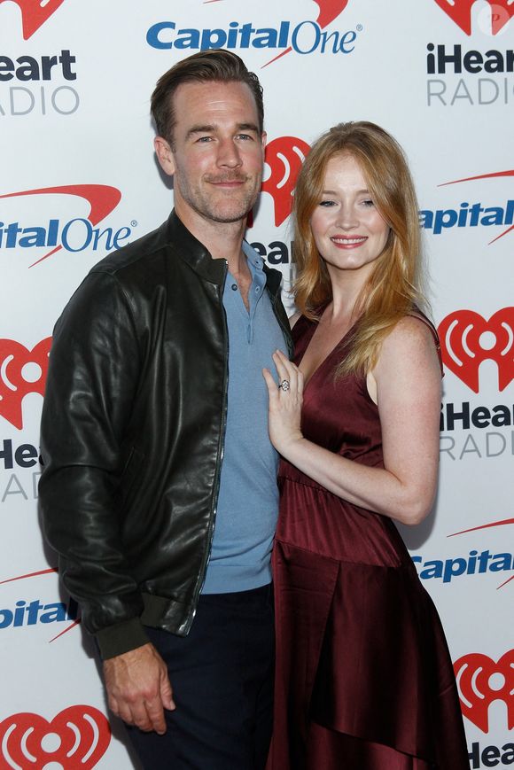 "Il y a à peine quelques mois. Tu me manques, mon amour", a écrit Kimberly Van Der Beek en légende de ce cliché.

James Van Der Beek, Kimberly Brook sur scène pour le iHeartRadio Music Festival et Daytime Village - FRI, T-Mobile Arena, Las Vegas, NV, USA le 22 septembre 2017. Photo par JA/Everett Collection/ABACAPRESS.COM