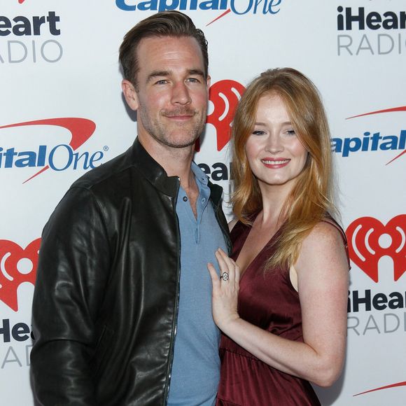 "Il y a à peine quelques mois. Tu me manques, mon amour", a écrit Kimberly Van Der Beek en légende de ce cliché.

James Van Der Beek, Kimberly Brook sur scène pour le iHeartRadio Music Festival et Daytime Village - FRI, T-Mobile Arena, Las Vegas, NV, USA le 22 septembre 2017. Photo par JA/Everett Collection/ABACAPRESS.COM