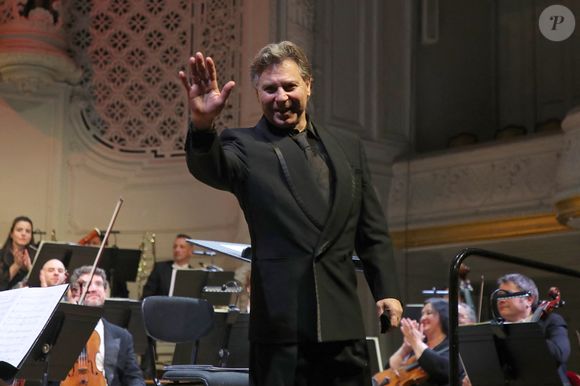 Les fans de Roberto Alagna ont crié au scandale.

Roberto Alagna remercie le public lors de son Concert avec l'Orchestre Colonne à la Salle Gaveau à Paris, le 11 Janvier 2024.

© Bertrand Rindoff / Bestimage