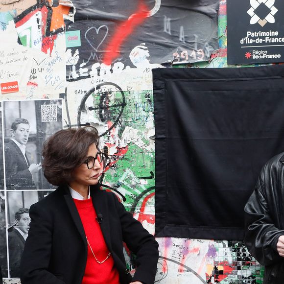 Ben Attal, Rachida Dati (ministre de la culture), Charlotte Gainsbourg lors de la cérémonie de dévoilement de la plaque "Maison des Illustres" de la Maison Gainsbourg à Paris, France, le 2 avril 2024. © Christophe Clovis/Bestimage