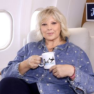 Par ailleurs, elle reste attachée à Versailles, sa ville natale.

Exclusif - Laurence Boccolini lors de l'enregistrement de l'émission "Le jet de luxe"  le 10 octobre 2025.

© Cédric Perrin / Bestimage