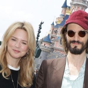 Exclusif - Virginie Efira et son compagnon Niels Schneider au lancement du Disney Music Festival à Disneyland Paris le 26 avril 2025. © Coadic Guirec / Bestimage