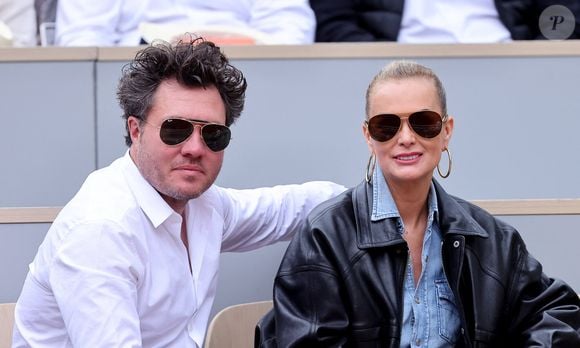 Laeticia Hallyday et son compagnon Frédéric Suant très amoureux dans les tribunes lors des Internationaux de France de Tennis de Roland Garros 2025, à Paris, France, le 26 mai 2025. © Jacovides-Moreau/Bestimage