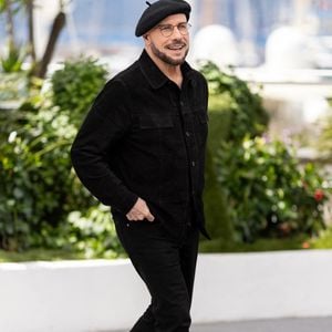 John Travolta au photocall du film "Propeller One-Way Night Coach" lors du 79ème Festival International du Film de Cannes, France, le 16 mai 2026. © Jacovides-Moreau/bestimage