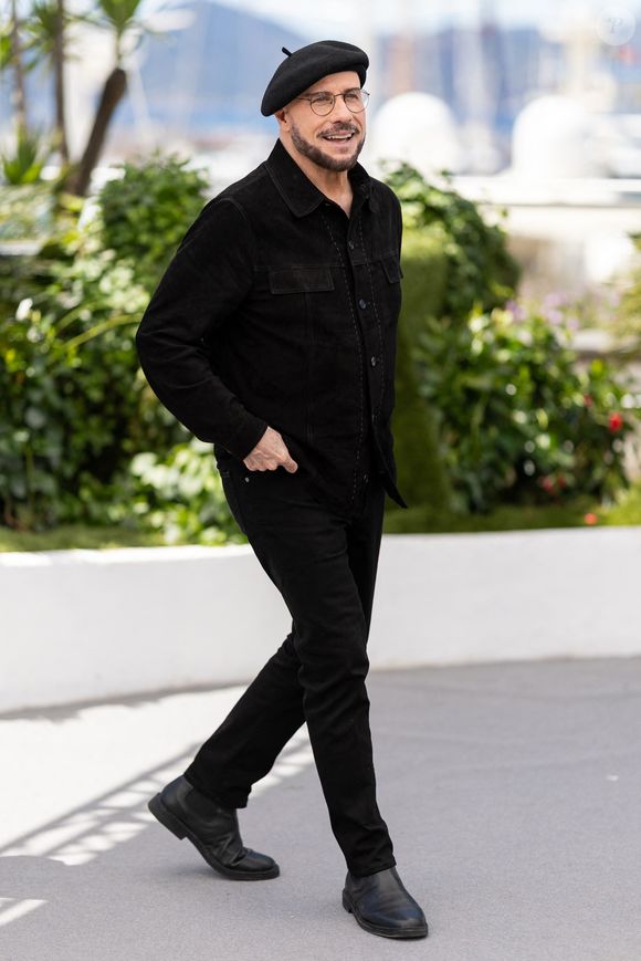 John Travolta au photocall du film "Propeller One-Way Night Coach" lors du 79ème Festival International du Film de Cannes, France, le 16 mai 2026. © Jacovides-Moreau/bestimage
