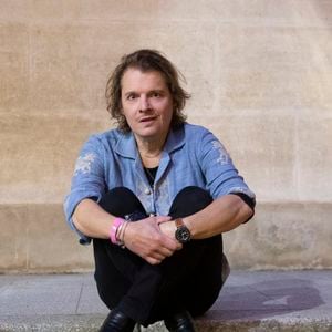 Un peu éméché et souhaitant tout de même boire malgré l'interdiction du responsable, Bénabar se fiche de sa remarque et commence à s'énerver.

Exclusif - Bénabar en rendez-vous avant le grand concert hommage au poète chanteur Claude Nougaro organisé par la mairie de Toulouse en partenariat avec France Bleu Occitanie et France 3 Occitanie, sur la place du Capitole à Toulouse, France, le 8 septembre 2024. © Frédéric Maligne/Bestimage