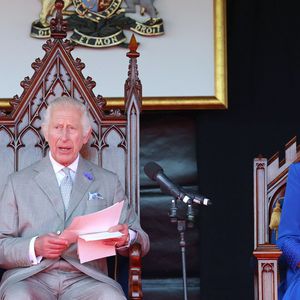 Le roi Charles III d'Angleterre et Camilla Parker Bowles, reine consort d'Angleterre, en visite officielle à Guernesey à Saint-Pierre-Port, le 15 juillet 2024.