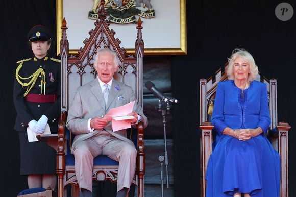 Le roi Charles III d'Angleterre et Camilla Parker Bowles, reine consort d'Angleterre, en visite officielle à Guernesey à Saint-Pierre-Port, le 15 juillet 2024.