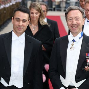 Avec Yori Bailleres, il s'est accordé le droit au bonheur.

Stéphane Bern et Yori Bailleres assistent à un dîner de gala au Palais grand-ducal à l'occasion de l'abdication du grand-duc Henri de Luxembourg et de l'accession au trône de Son Altesse Royale le prince héritier Guillaume, le 3 octobre 2025 à Luxembourg, au Luxembourg. 

Photo de David NIVIERE/ABACAPRESS.COM