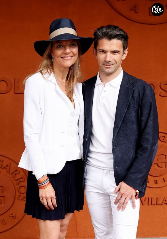Le lendemain de ce jour particulier, la directrice du mécénat et des événements au Théâtre des Champs-Élysées a partagé une photo en noir et blanc du couple sur Instagram.

Julia Neugebauer et Gautier Capuçon au photocall du village lors des Internationaux de France de Tennis de Roland Garros 2026, à Paris, France, le 6 juin 2026. © Jacovides-Moreau/Bestimage