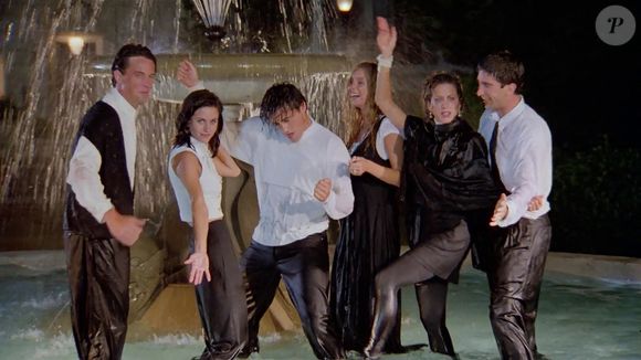 Parmi les lots proposés figurent sa montre préférée, des souvenirs d’enfance, plusieurs récompenses prestigieuses comme un Emmy Award et un SAG Award remportés grâce à la série "Friends", mais aussi des scénarios dédicacés par l’ensemble du casting de la série culte ou encore le script du tout premier épisode, à l’époque où la sitcom portait encore le nom "Six of One". 


James Corden présente l'émission spéciale "Friends The Reunion" du casting de l'emblématique série "Friends", avec Jennifer Aniston, Courteney Cox, Lisa Kudrow, Matt LeBlanc, Matthew Perry, David Schwimmer et une invitée spéciale Lady Gaga.
