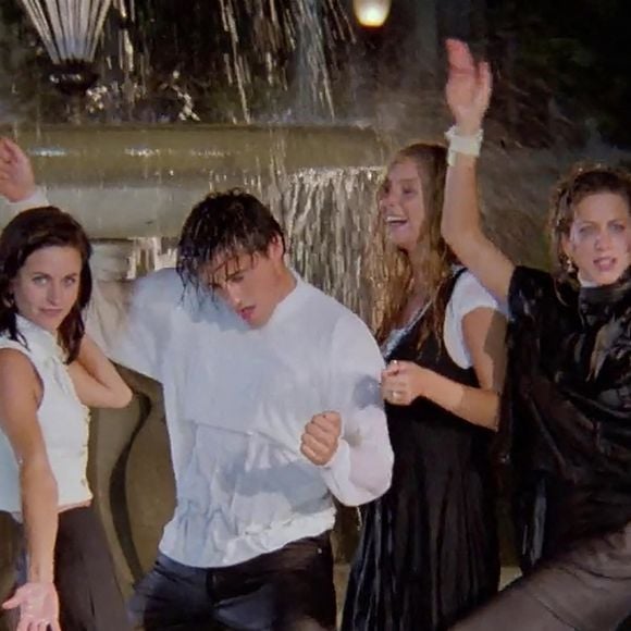 Parmi les lots proposés figurent sa montre préférée, des souvenirs d’enfance, plusieurs récompenses prestigieuses comme un Emmy Award et un SAG Award remportés grâce à la série "Friends", mais aussi des scénarios dédicacés par l’ensemble du casting de la série culte ou encore le script du tout premier épisode, à l’époque où la sitcom portait encore le nom "Six of One". 


James Corden présente l'émission spéciale "Friends The Reunion" du casting de l'emblématique série "Friends", avec Jennifer Aniston, Courteney Cox, Lisa Kudrow, Matt LeBlanc, Matthew Perry, David Schwimmer et une invitée spéciale Lady Gaga.