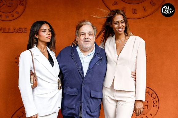 Didier Bourdon entre sa femme Marie-Sandra Badini Duran et sa fille Clélia au photocall du village lors des Internationaux de France de Tennis de Roland Garros 2026, à Paris, France, le 4 juin 2026. © Jacovides-Moreau/Bestimage