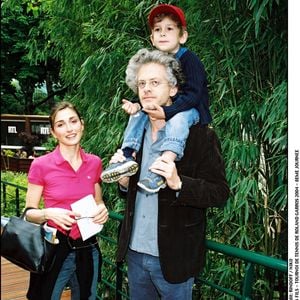 Julie Gayet, Santiago Amigorena et leur fils Tadeo à Paris en 2004. ©Bestimage