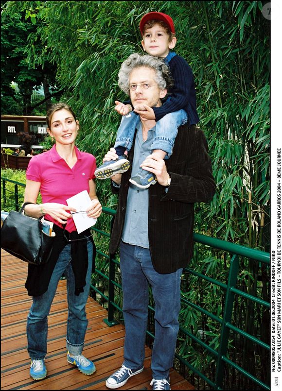 Julie Gayet, Santiago Amigorena et leur fils Tadeo à Paris en 2004. ©Bestimage