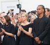 Costume noir et lunettes sombres : le “dress code Ardisson” a été scrupuleusement respecté par les invités, dans un clin d’œil assumé au style légendaire de l’animateur.
Manon Ardisson, Ninon Ardisson, Patrick Ardisson, Audrey Crespo-Mara et son fils Zekou, Gaston Ardisson - Sorties des obsèques de Thierry Ardisson en l’église Saint-Roch de Paris, France, le 17 juillet 2025. © Clovis-Jacovides/Bestimage