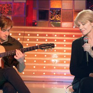 Françoise Hardy et son fils Thomas Dutronc se produisent en direct lors de l'enregistrement de l'émission de Michel Drucker « Vivement Dimanche ». Paris, France, 01/09/2001. © Jean-Jacques Datchary/ABACA.