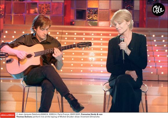 Françoise Hardy et son fils Thomas Dutronc se produisent en direct lors de l'enregistrement de l'émission de Michel Drucker « Vivement Dimanche ». Paris, France, 01/09/2001. © Jean-Jacques Datchary/ABACA.