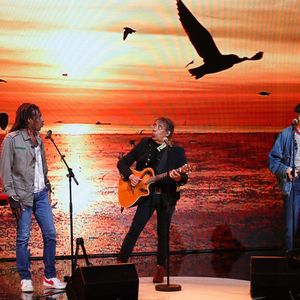 Exclusif - Laurent voulzy entouré de ses fils Quentin, Julien, Cliff et Nicolas chante "le soleil donne", lors de l'enregistrement de l'émission "Famille je vous aime" présentée par M. Drucker et qui sera diffusée le 13 juin 2025 sur France 3, aux Studios rive gauche à Paris, France, le 14 avril 2025. © Clovis-Gaffiot/Bestimage