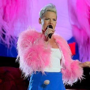 Pink continue de protéger la vie privée de ses enfants tout en les soutenant.

Pink a donné une performance exceptionnelle au Lincoln Financial Field de Philadelphie, en Pennsylvanie, captivant la foule par sa présence dynamique.
Backgrid USA / Bestimage